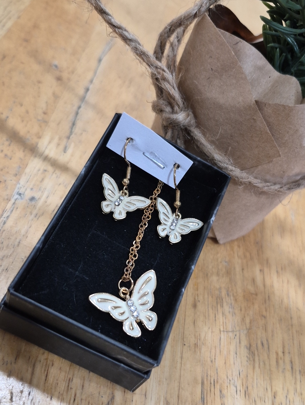 Source Unknown Gold and Cream Butterfly Dangle Earrings Set
